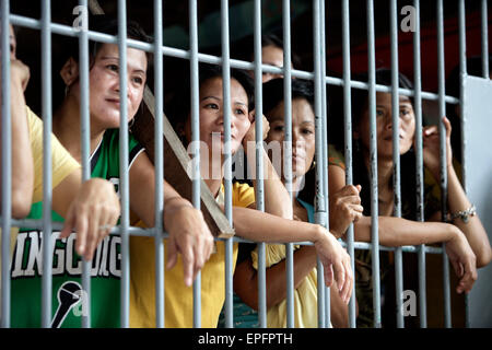 Femmes derrière les barreaux dans une cellule commune dans la prison de district d'Angeles, aux Philippines Banque D'Images