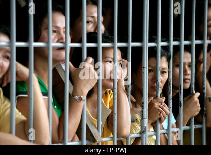 Femmes derrière les barreaux dans une cellule commune dans la prison de district d'Angeles, aux Philippines Banque D'Images