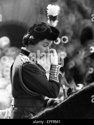 La Reine prend part à la parade de la cérémonie des couleurs avec 1er Bataillon Welsh Guards, Horse Guards Parade, Londres, 2 juin 1973. Banque D'Images