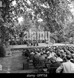 La production de la célèbre pièce de Shakespeare "As You Like It" qui aura lieu à Regent Park Open Air Theatre, 1947. Une matinée d'audience d'élèves regardant le jouer. Banque D'Images