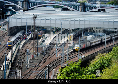 Les trains dans la gare de Waverley. Banque D'Images