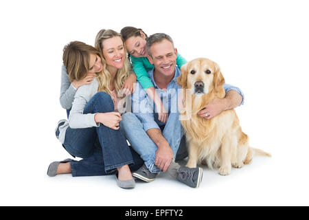 Portrait of smiling family avec leur chien Banque D'Images
