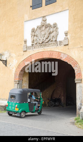 Pousse-pousse motorisé au fort de la porte de sortie dans la ville historique de Galle, au Sri Lanka, en Asie Banque D'Images