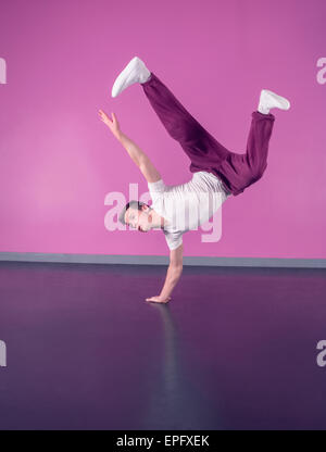 Pause fraîcheur dancer doing handstand sur un côté Banque D'Images