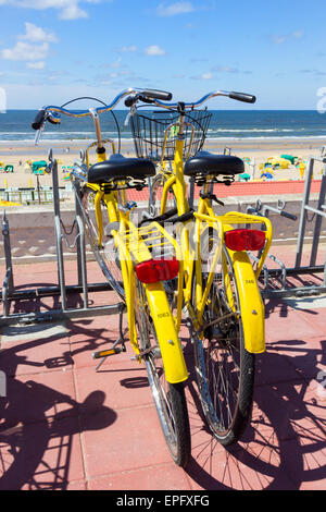 Les vélos garés près de la plage de Zandvoort aan Zee aux Pays-Bas Banque D'Images