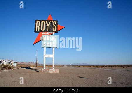 Abandonnés légendaire Roy's Motel et café sur la route historique 66. Banque D'Images