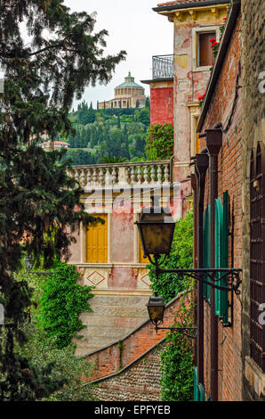 Vérone Italie alley et Santuario Madonna di Lourdes Banque D'Images