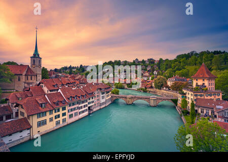 Berne. Image de Berne, capitale de la Suisse, pendant le coucher du soleil spectaculaire. Banque D'Images