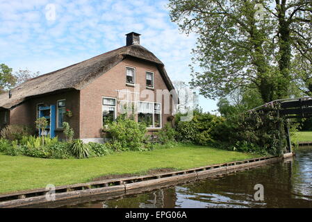 Cours d'eau et canaux dans la célèbre village de Giethoorn, Overijssel, Pays-Bas Banque D'Images