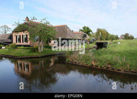 Cours d'eau et canaux dans la célèbre village de Giethoorn, Overijssel, Pays-Bas Banque D'Images