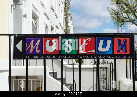 Un signe pour le Musée de marques, d'emballage et de publicité à Notting Hill, Londres. Banque D'Images