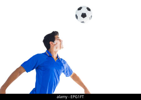 Joueur de football en-tête bleu ball Banque D'Images