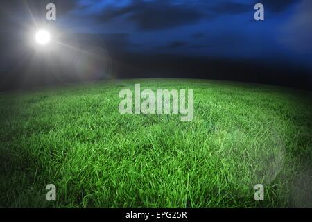 Terrain de football sous ciel de nuit Banque D'Images