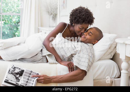 Couple intime messing sur le matin on bed Banque D'Images