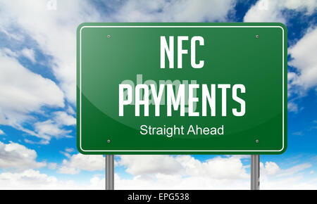 Les paiements NFC - Autoroute enseigne sur fond de ciel. Banque D'Images