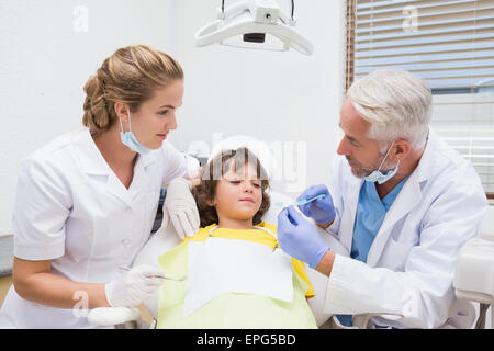 Pédodontiste montrant petit garçon comment brosser les dents Banque D'Images