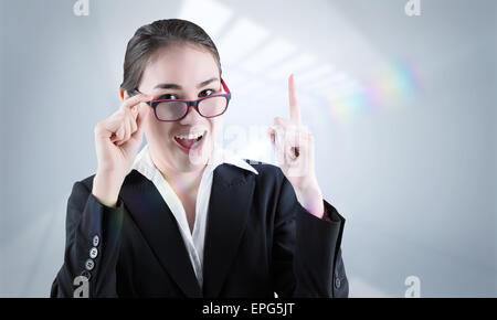 Image composite de young businesswoman getting une idée Banque D'Images