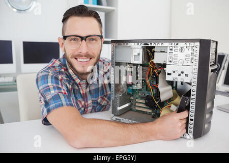 Computer Engineer sur console cassée smiling at camera Banque D'Images