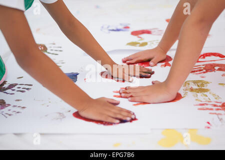 Cute little boys peinture sur marbre en classe Banque D'Images