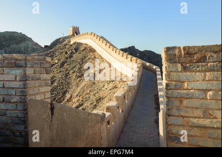 Surplombant Jiayuguan Grande muraille dans la province de Gansu, partie de l'itinéraire de la route de la soie à la section la plus occidentale de la Grande Muraille. Banque D'Images