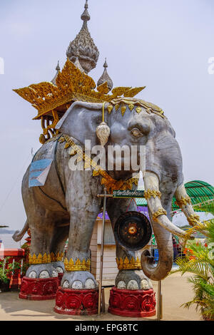 Éléphant statue sur le Mékong, le Golden Triangle entre la Thaïlande, le Myanmar et le Laos, Sop Ruak, le nord de la Thaïlande, la Thaïlande, Banque D'Images