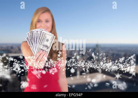 Image composite de jolie blonde montrant liasse de paiement Banque D'Images