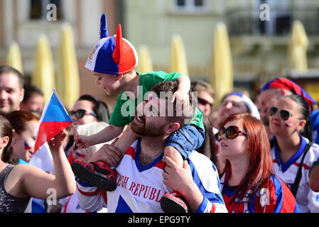 17 mai 2015, Prague en République tchèque. République tchèque fans dans la place de la vieille ville durant le hockey sur glace championnat. 17 mai 2015, à Prague, Cz Banque D'Images