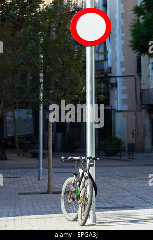 Vélo et un panneau routier Banque D'Images
