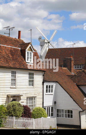 Cranbrook, Kent, Royaume-Uni, l'Union européenne Moulin et traditionnels en bois blanc Kentish cottages Banque D'Images