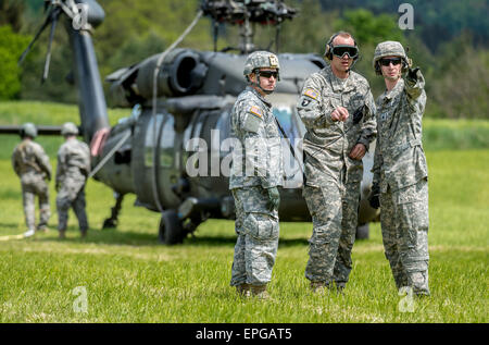 Plankenfels, Allemagne. 18 mai, 2015. Les soldats de l'Armée US se tenir en face d'un Sikorsky UH-60 Black Hawk dans Plankenfels, Allemagne, 18 mai 2015. Les pilotes de l'hélicoptère a dû faire un atterrissage d'urgence sur une prairie près de Plankenfels le vendredi après une ligne électrique a été négligé. Le rotor principal de l'hélicoptère a rompu l'une des lignes de puissance et a été endommagée pendant le processus. Dpa : Crédit photo alliance/Alamy Live News Banque D'Images