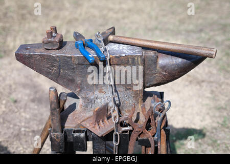 Enclume de forgeron et d'outils Photo Stock - Alamy