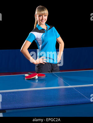 Jeune fille table tennis player (isolé) Banque D'Images