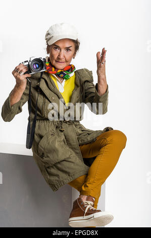 Portrait de studio de 83 à la bonne vieille femme senior blanc sur fond blanc Banque D'Images