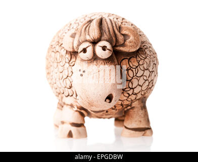 Statuette céramique brown sheep isolated on white Banque D'Images