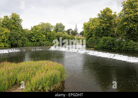 Rivière Suir dans la ville de mios. Banque D'Images