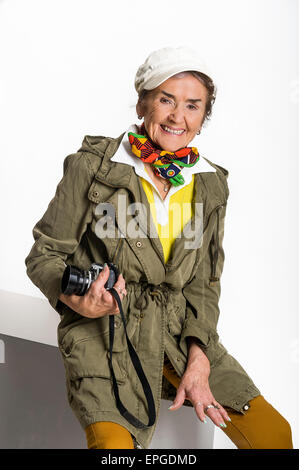 Portrait de studio de 83 à la bonne vieille femme senior blanc sur fond blanc Banque D'Images