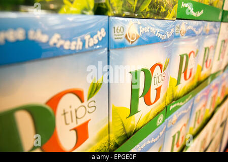 Boîtes de PG Tips les sachets de thé dans un supermarché Banque D'Images