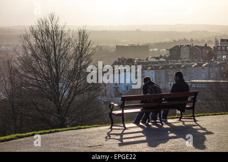 Deux personnes profitant de la vue de Bristol, assise sur un banc à Brandon Hill Park, Bristol, Royaume-Uni Banque D'Images