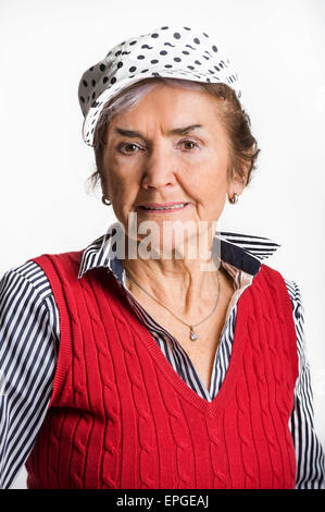 Portrait de studio de 83 à la bonne vieille femme senior blanc sur fond blanc Banque D'Images