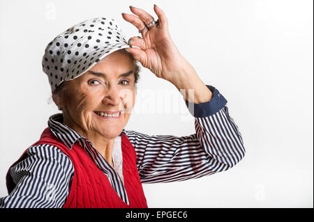 Portrait de studio de 83 à la bonne vieille femme senior blanc sur fond blanc Banque D'Images