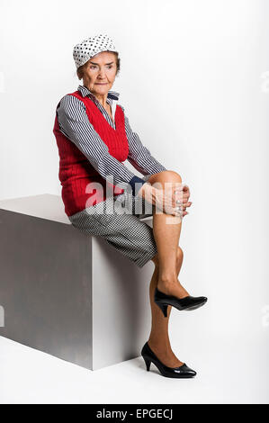 Portrait de studio de 83 à la bonne vieille femme senior blanc sur fond blanc Banque D'Images