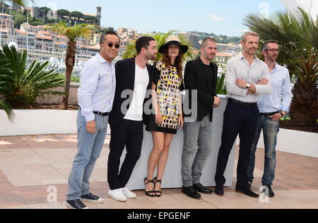 Cannes, France. 14 mai, 2015. CANNES, FRANCE - 18 MAI : (L-R) Producteur Renaud Le Van Kim, Guillaume Gouix acteur, l'actrice Virginie Ledoyen, directeur Eric Hannezo, Lambert Wilson l'acteur et producteur Guillaume Lacroix assister à une séance de photos pour le 'enragés' annuel lors de la 68e Festival de Cannes le 18 mai 2015 à Cannes, France. © Frédéric Injimbert/ZUMA/Alamy Fil Live News Banque D'Images