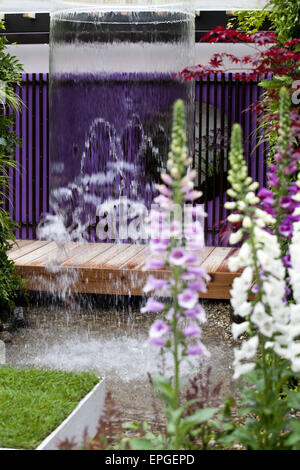 Londres, Royaume-Uni. 18 mai, 2015. ''Home : univers personnel jardin par T's Garden Square'' par Fuminari Todaka crée un jardin pour toute la famille de profiter - de susciter chez les enfants et les adultes.L'apaiser Chelsea Flower Show organisé par la Royal Horticultural Society (RHS) dans le parc du Royal Hospital Chelsea tous les mois de mai, est le plus célèbre flower show au Royaume-Uni, peut-être dans le monde. Il attire des exposants et des visiteurs de partout dans le monde, Londres, Royaume-Uni. Credit : Veronika Lukasova/ZUMA/Alamy Fil Live News Banque D'Images