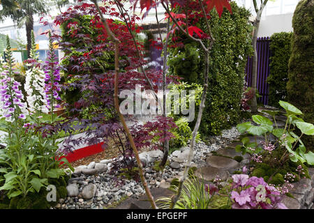 Londres, Royaume-Uni. 18 mai, 2015. ''Home : univers personnel jardin par T's Garden Square'' par Fuminari Todaka crée un jardin pour toute la famille de profiter - de susciter chez les enfants et les adultes.L'apaiser Chelsea Flower Show organisé par la Royal Horticultural Society (RHS) dans le parc du Royal Hospital Chelsea tous les mois de mai, est le plus célèbre flower show au Royaume-Uni, peut-être dans le monde. Il attire des exposants et des visiteurs de partout dans le monde, Londres, Royaume-Uni. Credit : Veronika Lukasova/ZUMA/Alamy Fil Live News Banque D'Images