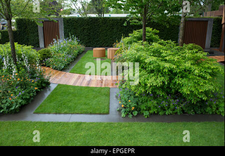 2015 RHS Chelsea Flower Show Appuyez sur Jour, Royal Hospital Chelsea, London, UK. 18 mai, 2015. L'Homebase Urban Retreat Garden, en association avec Macmillan Cancer Support, conçu par Adam Frost. Conçu comme un jardin communautaire urbain, elle célèbre la substitution, principes de conception du mouvement Bauhaus au début du xxe siècle. Credit : Malcolm Park editorial/Alamy Live News Banque D'Images