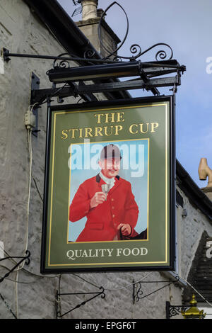 L'étrier tasse enseigne de pub, Bisley, Gloucestershire, Royaume-Uni Banque D'Images