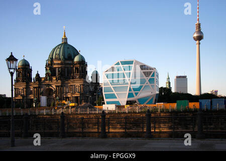 Mai 2011 - BERLIN : Cathédrale de Berlin (Berliner Dom'), la 'Box' Humboldt et la tour de télévision (Fernsehturm') dans le quartier de Mitte à Berlin. Banque D'Images