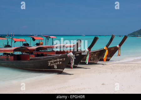 La Thaïlande, Phuket, la mer d'Andaman. Phi Phi Islands National Park, île de Phi Phi Don. Bateau longtail traditionnels (aka longboat). Banque D'Images