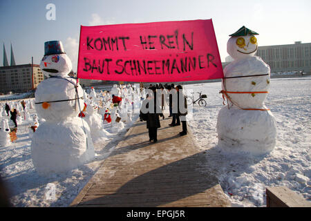 8 FÉVRIER 2010 - BERLIN : un «démonstration' de bonhommes contre les politiques qui n'empêchent pas le réchauffement, Schlossplatz, Berlin. Banque D'Images