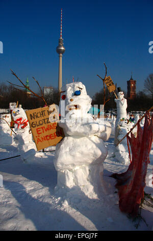 8 FÉVRIER 2010 - BERLIN : un «démonstration' de bonhommes contre les politiques qui n'empêchent pas le réchauffement, Schlossplatz, Berlin. Banque D'Images